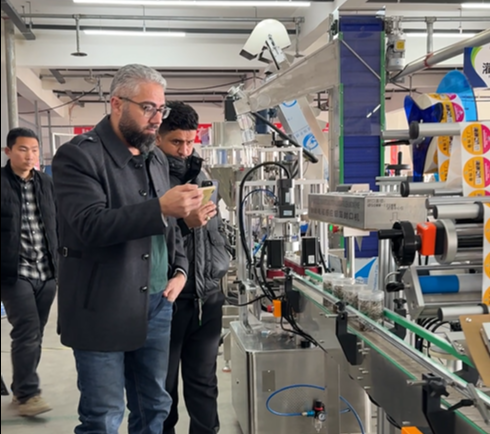 海外客戶(hù)考察德仕達(dá)智能貼標(biāo)機(jī)場(chǎng)景